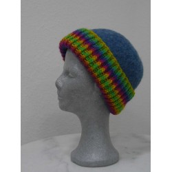 Strickfilz-Mütze blau, Rand regenbogenfarben