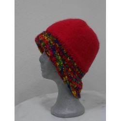 Strickfilz-Mütze rot, Rand regenbogenfarben