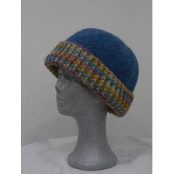 Strickfilz-Mütze blau, Rand pastellfarben