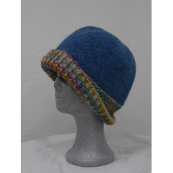 Strickfilz-Mütze blau, Rand pastellfarben
